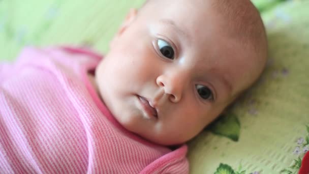 Primer plano sonriendo bebé satisfecho saludable — Vídeos de Stock