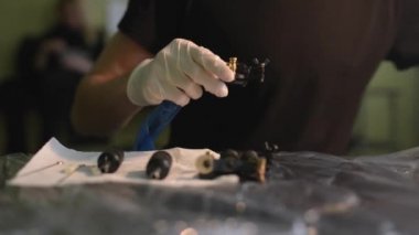 Dövme makinesi. Dövme Sanatçı dövme makine çalışmaya hazırlar. steril ve düzenli.