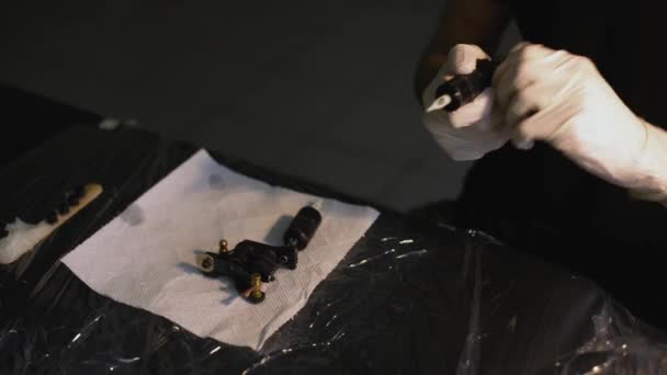 Tattoo machine. tattoo artist tattoo machine prepares to work. sterile and tidy. — Stock Video