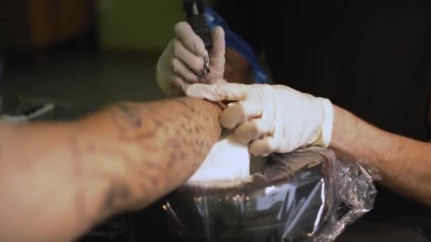 Tatuagem artista fazer tatuagem no estúdio — Vídeo de Stock