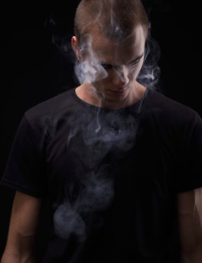 bir adam bir e-sigara sigara portresi kapatın