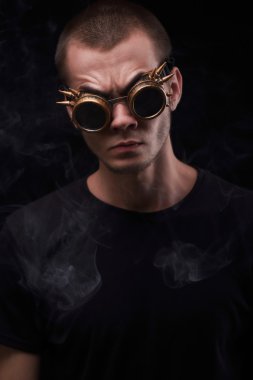 Çılgın güneş gözlüklü adam portresi. Bir adam sigara cigare. Siyah arka plan üzerine izole.
