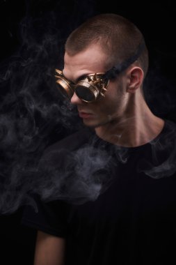 Çılgın güneş gözlüklü adam portresi. Bir adam sigara cigare. Siyah arka plan üzerine izole.