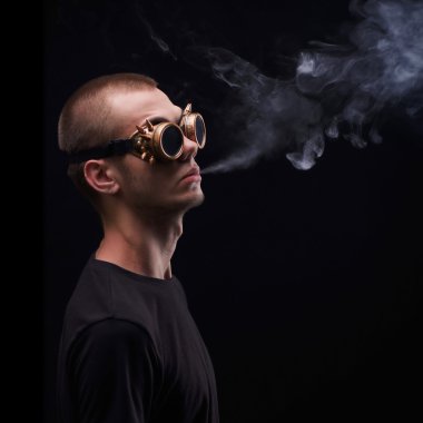 Çılgın güneş gözlüklü adam portresi. Bir adam sigara cigare. Siyah arka plan üzerine izole.