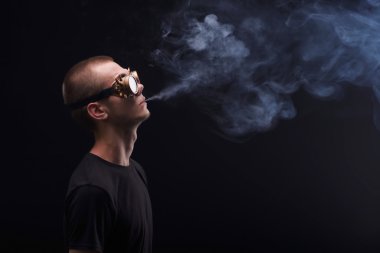 Çılgın güneş gözlüklü adam portresi. Bir adam sigara cigare. Siyah arka plan üzerine izole.