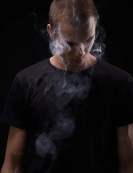 Portret van een man die een e-sigaret roken close-up — Stockfoto
