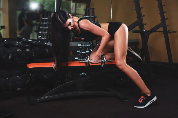 Mujer deportiva en el gimnasio — Foto de Stock