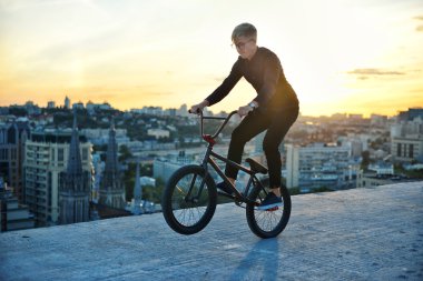 Bmx sürücüsü bir bisiklet atlama denilen masa üstü yapma