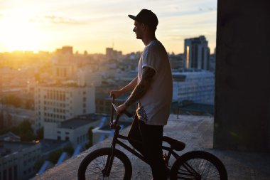 Çocuk onun bmx ile kabın içinde pratik sonra dinlenme