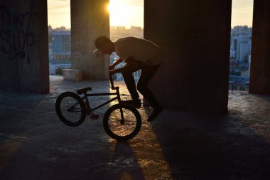 BMX bisiklet yüksek havada.