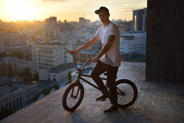 Çocuk onun bmx ile kabın içinde pratik sonra dinlenme