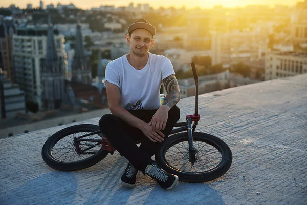 Menino descansando com seu bmx depois de praticar na tigela — Fotografia de Stock