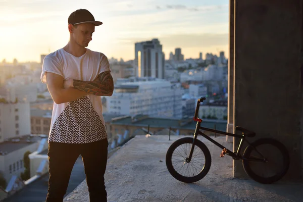 Çocuk onun bmx ile kabın içinde pratik sonra dinlenme