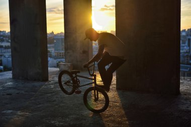 BMX freestyle. Bmx yapan bir adam.