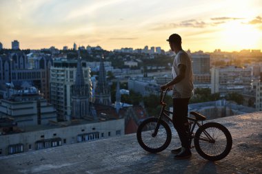 BMX freestyle. Onun bmx ile ayakta.