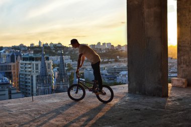 BMX freestyle. Bmx yapan bir adam.