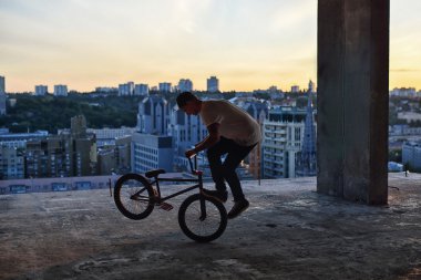 BMX freestyle. Bmx yapan bir adam.