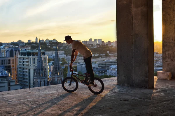 BMX freestyle. Bmx yapan bir adam.