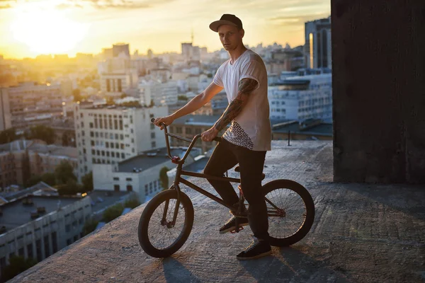 BMX freestyle. Onun bmx ile ayakta.
