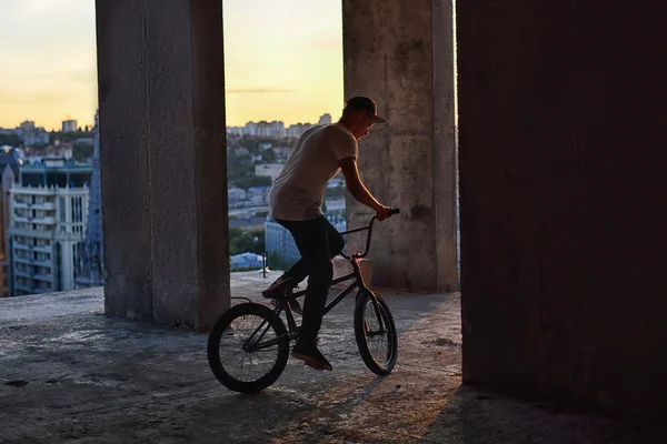 BMX freestyle. Bmx yapan bir adam.