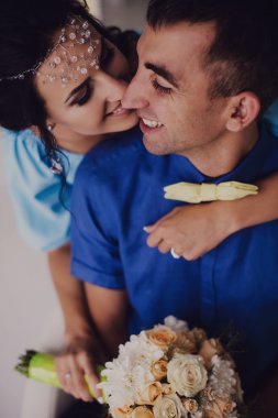 Düğün gününde poz güzel mükemmel bir çift. Çekimi kapat