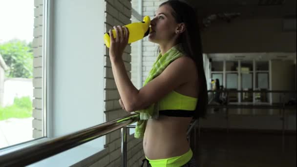 Женщина пьет воду после пробежки — стоковое видео