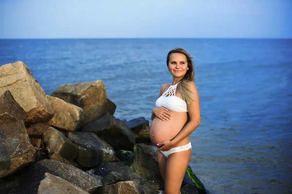 Mujer embarazada en la playa de arena —  Fotos de Stock