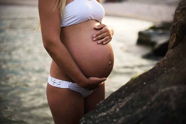 Femeie însărcinată pe plajă — Fotografie, imagine de stoc