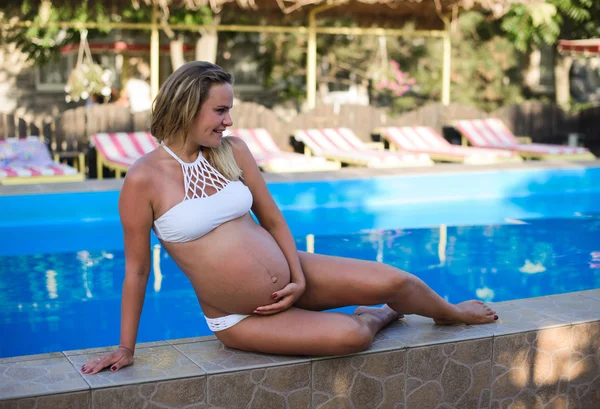 Hermosa joven embarazada en una piscina —  Fotos de Stock