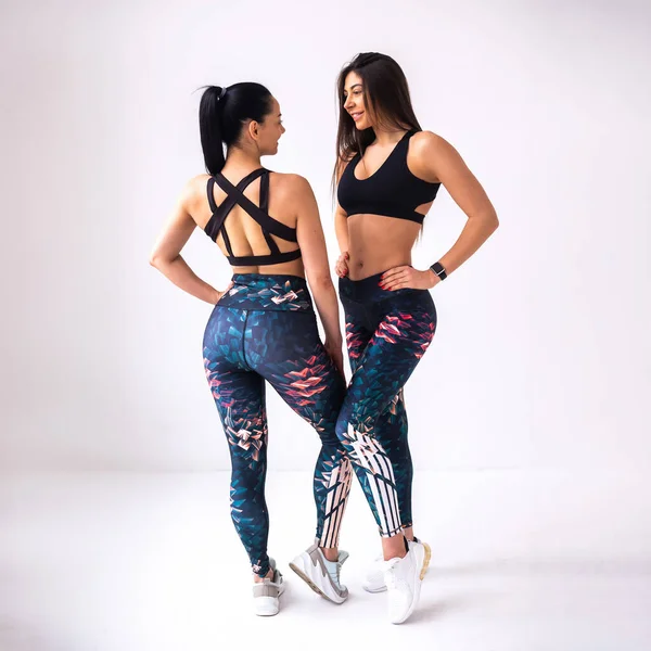 Duas Jovens Atraentes Meninas Esportivas Sportswear Olhando Uns Aos Outros — Fotografia de Stock