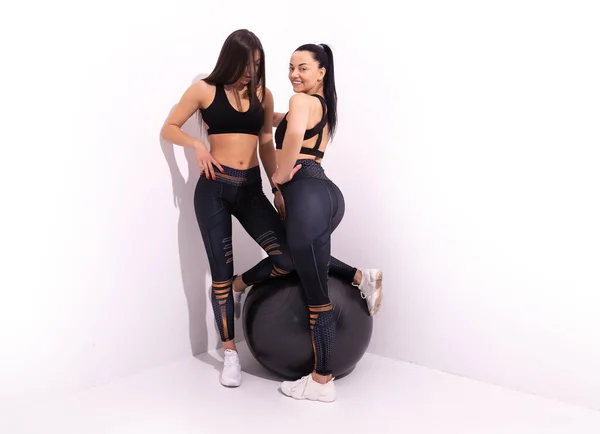 Duas Mulheres Fitness Sportswear Posando Fundo Branco — Fotografia de Stock