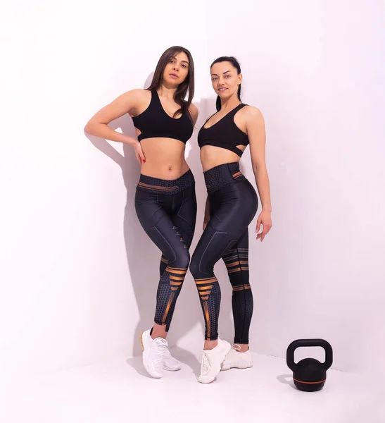 Zwei Sportliche Mädchen Athletischem Body Tuch Sportbekleidung Stehen Nach Dem — Stockfoto