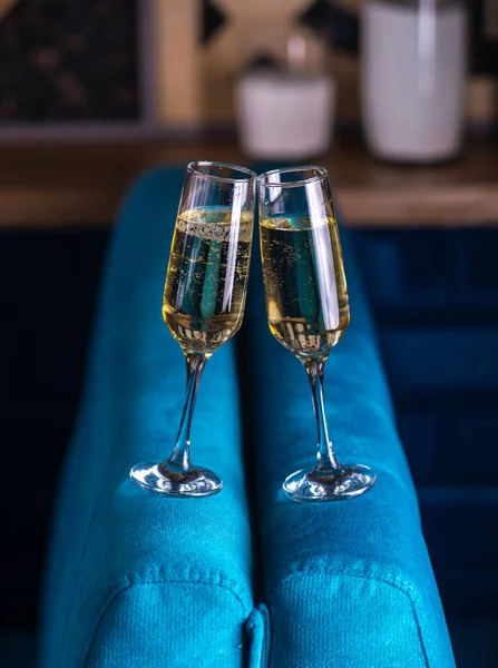 Dois Copos Champanhe Sofá Veludo Azul Conceito Celebração — Fotografia de Stock