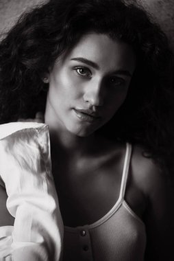 Siyah ve Beyaz Güzel kıvırcık kadın portresi.