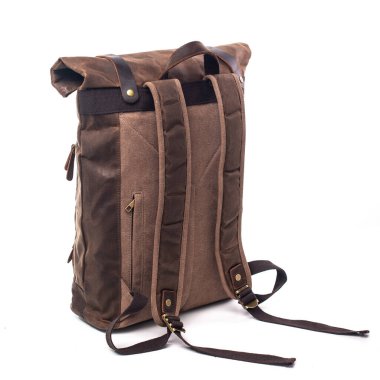 Kanvas sırt çantası aksesuarları beyaz arkaplanda izole edilmiş. Gezginler için el yapımı sırt çantası..