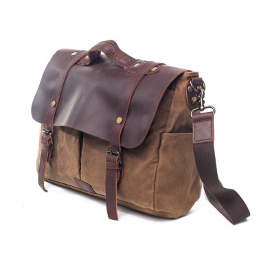 Erkek aksesuarları. Beyaz arka planda kahverengi deri ve bez çantalar.