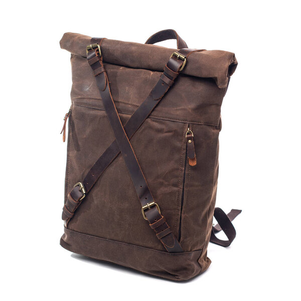 Аксессуары для рюкзаков на белом фоне. Рюкзак для путешественников.