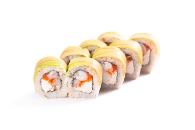 Salatalık suşisi beyaz arkaplanda.