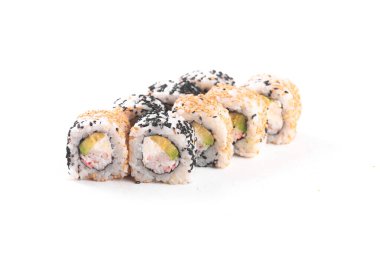 Süslü, iştah açıcı California suşisi, beyaz somon balığı ile birlikte.