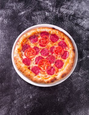 Sosisli Pepperoni Pizza. Üst Manzara. Sağlıksız yiyecekler