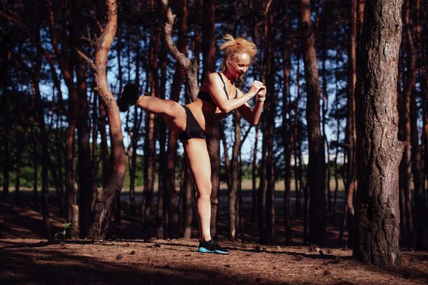 Mujer Fitness Mediana Edad Haciendo Ejercicio Aire Libre Bosque — Foto de Stock