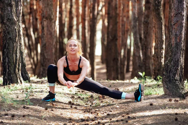Фитнес Женщина Среднего Возраста Делает Упражнения Открытом Воздухе Лесу — стоковое фото