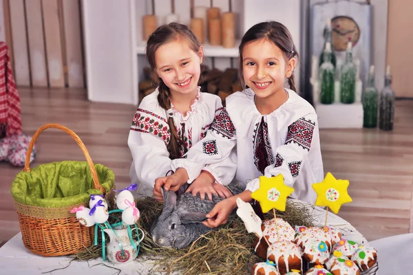 Duas garotas com coelho de Páscoa — Fotografia de Stock