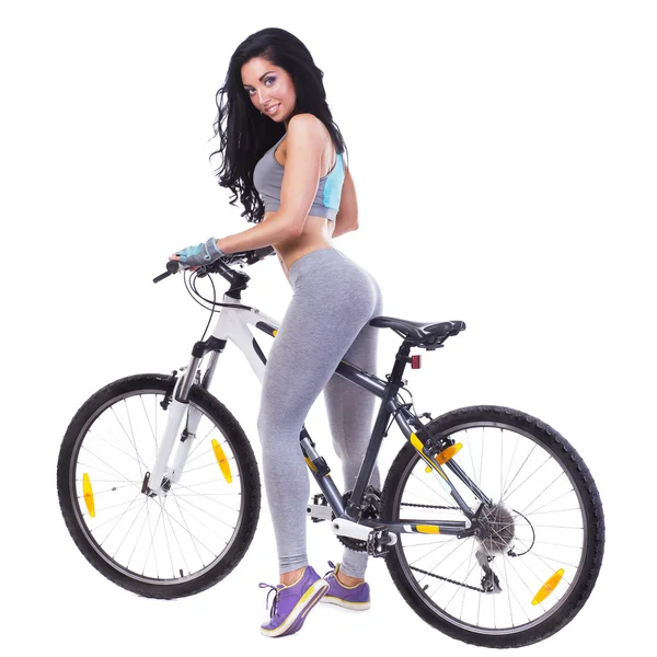 Mujer joven montando bicicleta — Foto de Stock