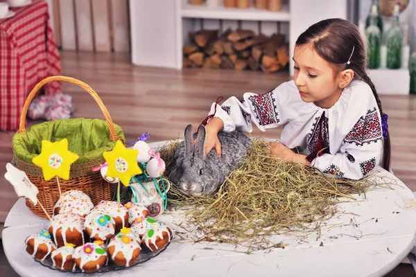 Pěkná dívka s velikonoční králík — Stock fotografie