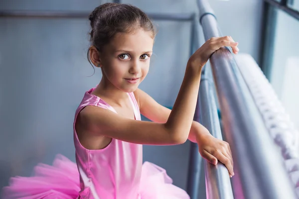 Bailarina no salão de ballet na pista de dança — Fotografia de Stock