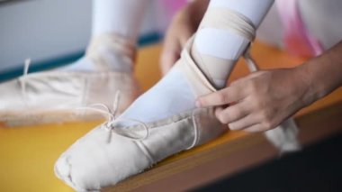 küçük balerin bale salonunda pointes