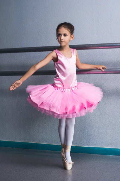 Симпатичная маленькая балерина на занятиях — стоковое фото