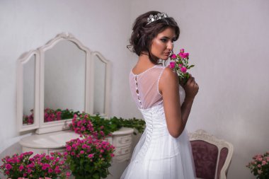 Antika iç beyaz elbiseli genç güzel gelin