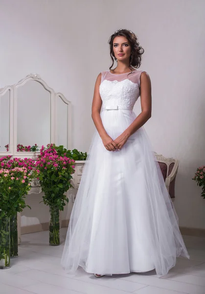 Unga vackra bruden i vit klänning i antik inredning — Stockfoto